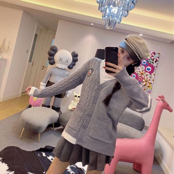 Női széles kardigán szürke zsebekkel és rátéttel