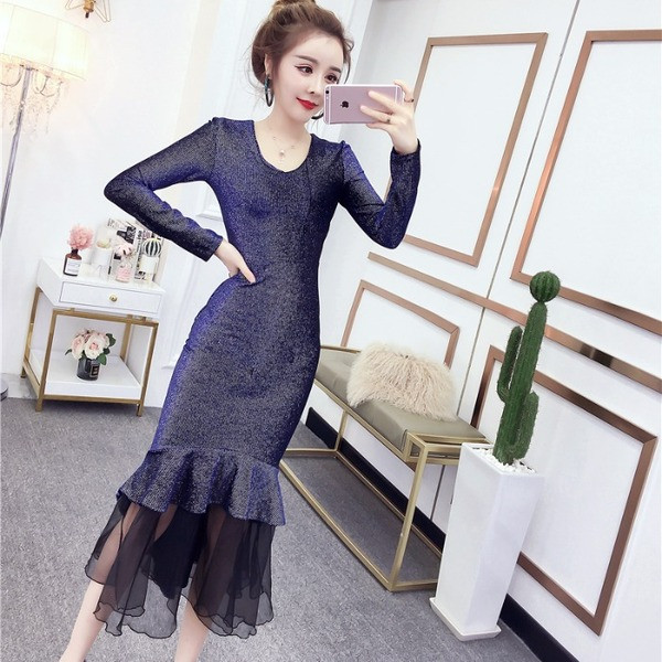 Elegáns női ruha spitz nyakkivágással - szabású modell