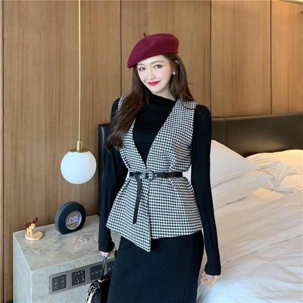 Γυναικείο καρό γιλέκο με ζώνη σε δύο χρώματα