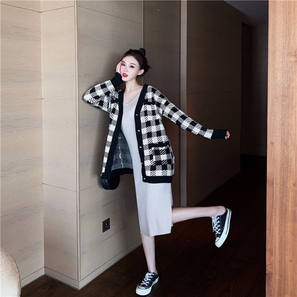 Vesta lunga in carouri cu buzunare