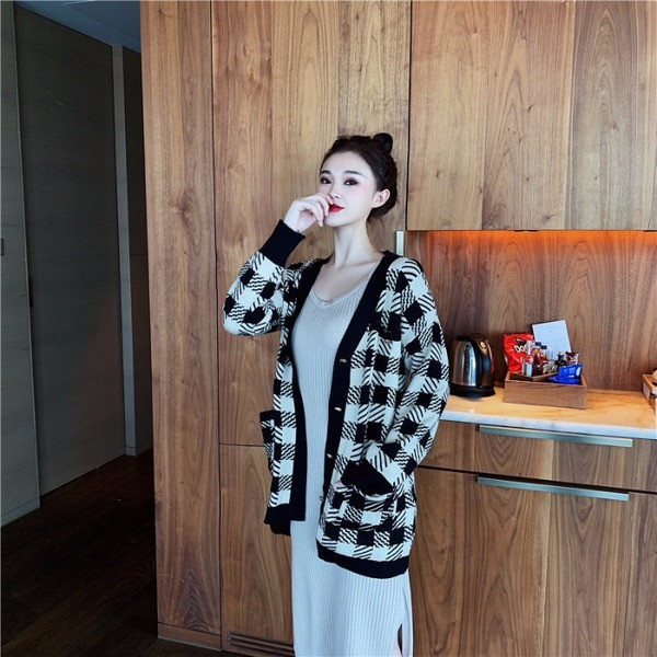 Vesta lunga in carouri cu buzunare