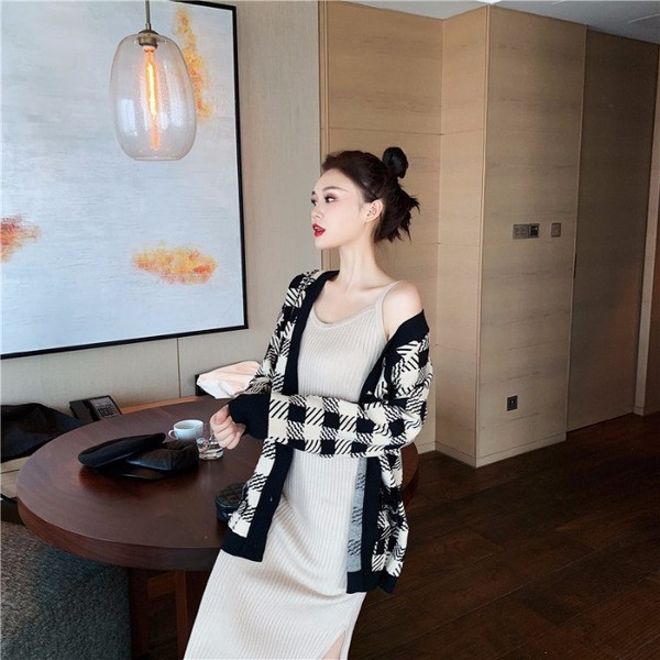 Vesta lunga in carouri cu buzunare