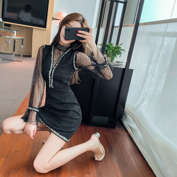 Modern női ruha fekete és tüll ujjal