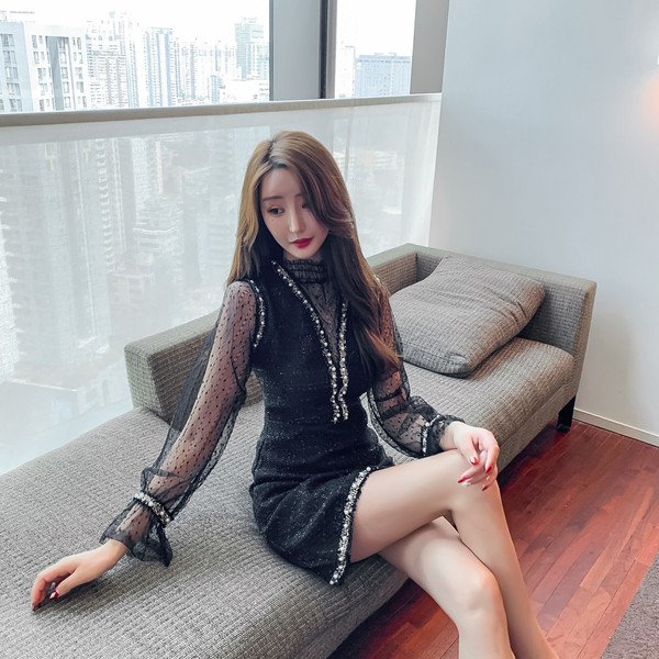 Modern női ruha fekete és tüll ujjal