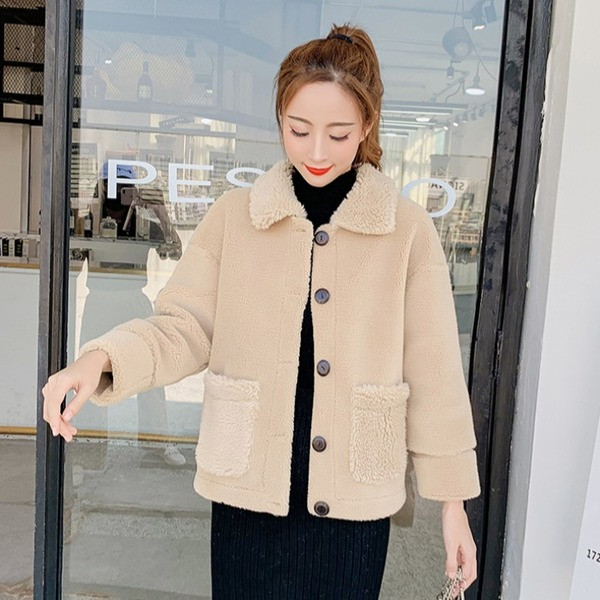 Нов модел модерно дамско палто с копчета и джобове в кафяв и бял цвят