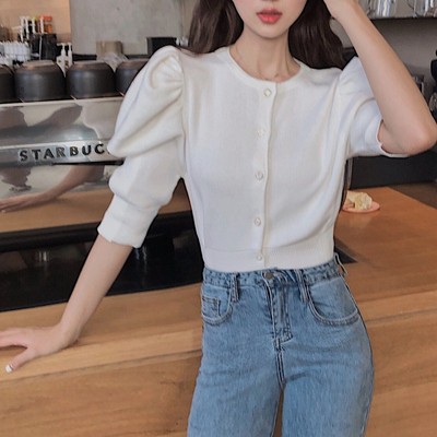 Μοντέρνο γυναικείο πουλόβερ με κουμπιά σε κοντό μανίκι σε ροζ και λευκό χρώμα