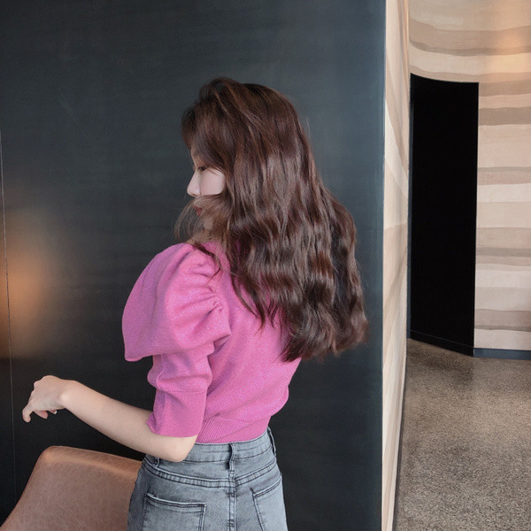 Μοντέρνο γυναικείο πουλόβερ με κουμπιά σε κοντό μανίκι σε ροζ και λευκό χρώμα