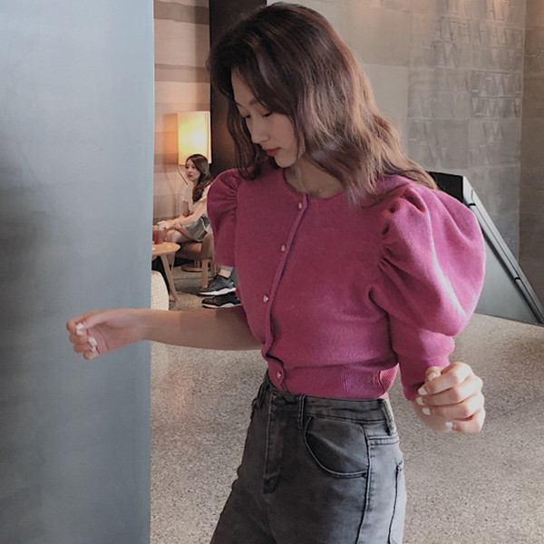 Μοντέρνο γυναικείο πουλόβερ με κουμπιά σε κοντό μανίκι σε ροζ και λευκό χρώμα