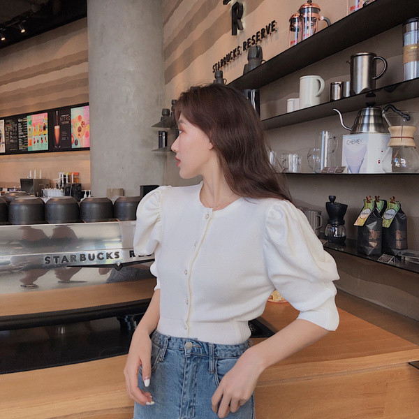 Μοντέρνο γυναικείο πουλόβερ με κουμπιά σε κοντό μανίκι σε ροζ και λευκό χρώμα