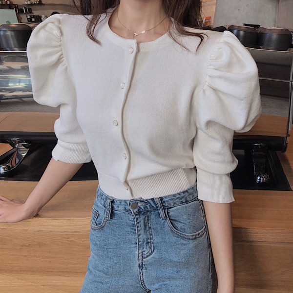 Μοντέρνο γυναικείο πουλόβερ με κουμπιά σε κοντό μανίκι σε ροζ και λευκό χρώμα