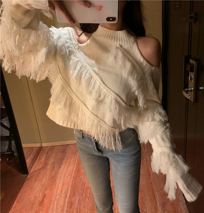 Női pulóver rojtokkal, csupasz vállú kék-fehér színben