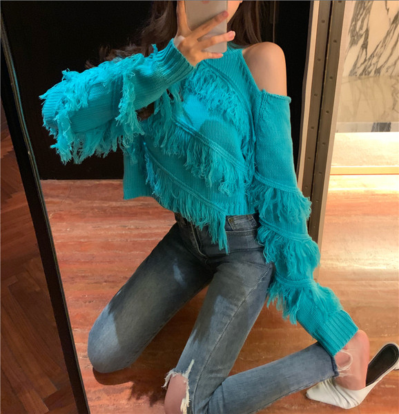 Női pulóver rojtokkal, csupasz vállú kék-fehér színben