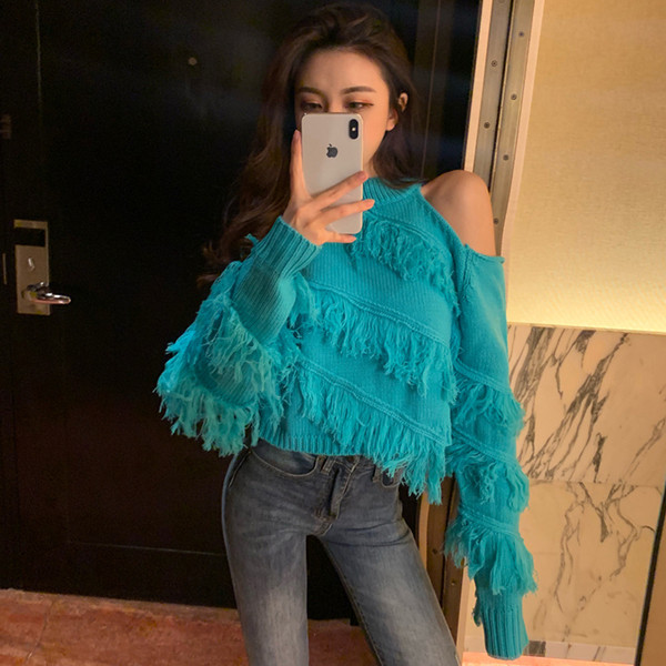 Női pulóver rojtokkal, csupasz vállú kék-fehér színben