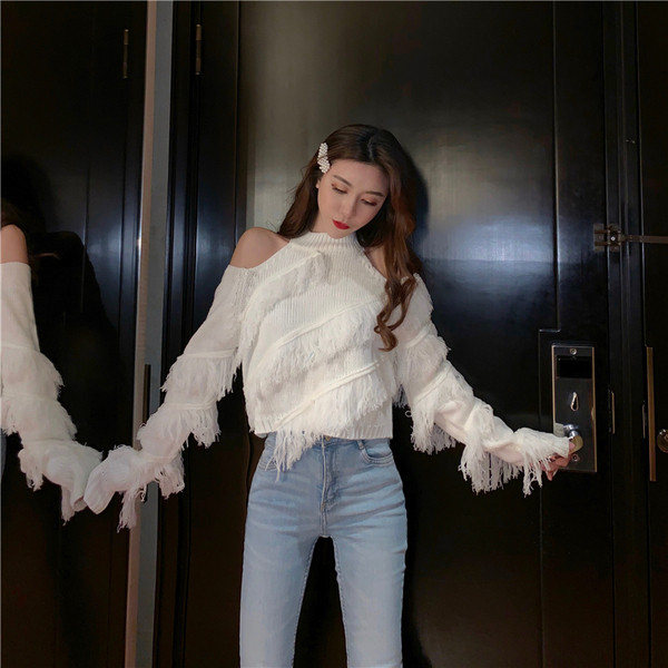 Női pulóver rojtokkal, csupasz vállú kék-fehér színben