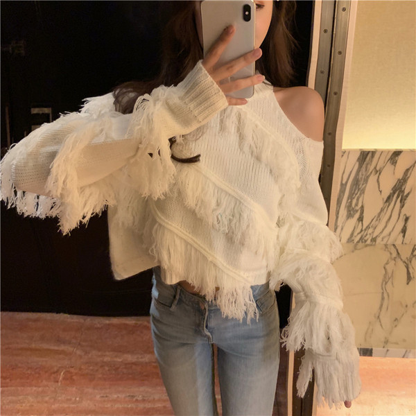 Női pulóver rojtokkal, csupasz vállú kék-fehér színben