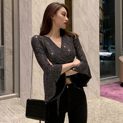 Bluză de damă elegantă cu mâneci largi și decolteu spitz de culoare argintie