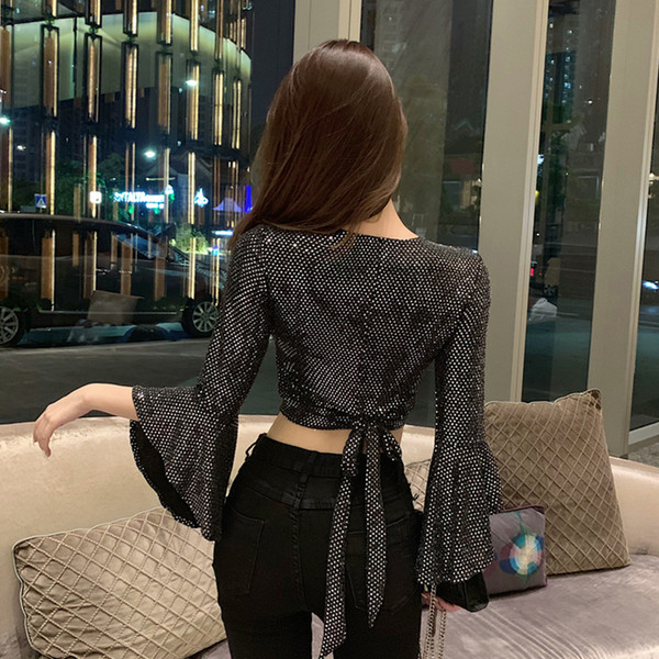 Bluză de damă elegantă cu mâneci largi și decolteu spitz de culoare argintie