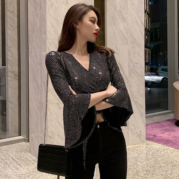 Bluză de damă elegantă cu mâneci largi și decolteu spitz de culoare argintie