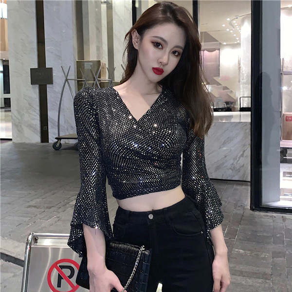 Bluză de damă elegantă cu mâneci largi și decolteu spitz de culoare argintie