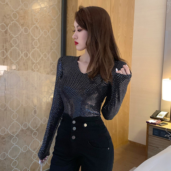 Modern női blúz spitz nyakkivágással és fényes hatással