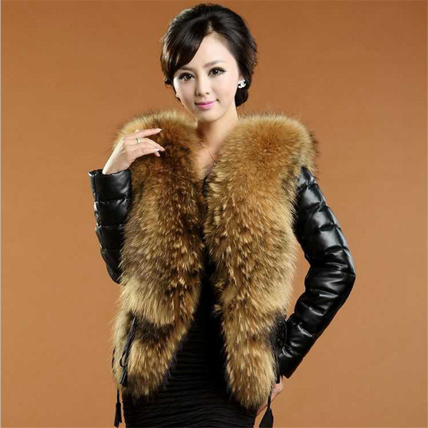 Geaca de dama moderna de culoare neagra cu guler in puf