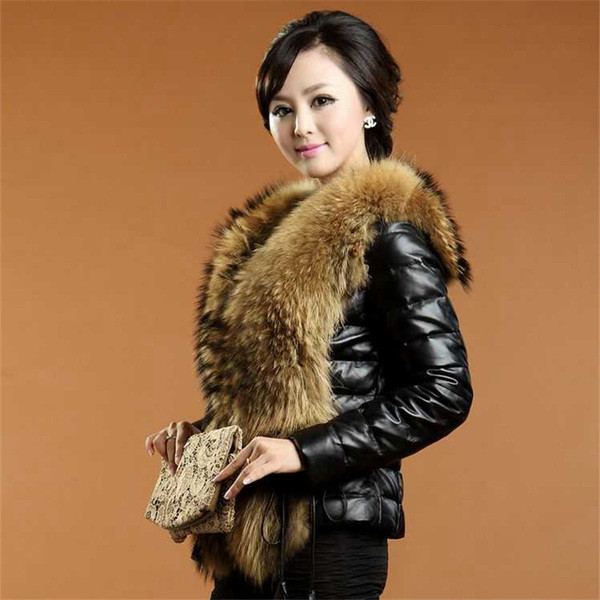 Geaca de dama moderna de culoare neagra cu guler in puf