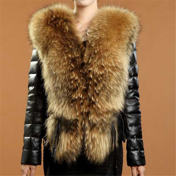 Geaca de dama moderna de culoare neagra cu guler in puf