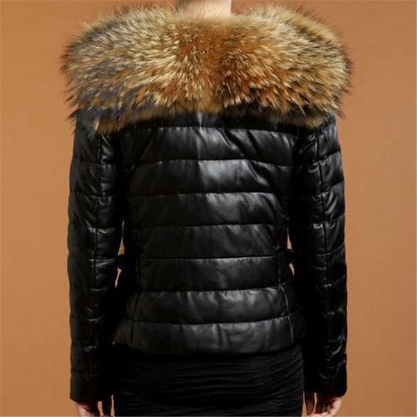 Geaca de dama moderna de culoare neagra cu guler in puf