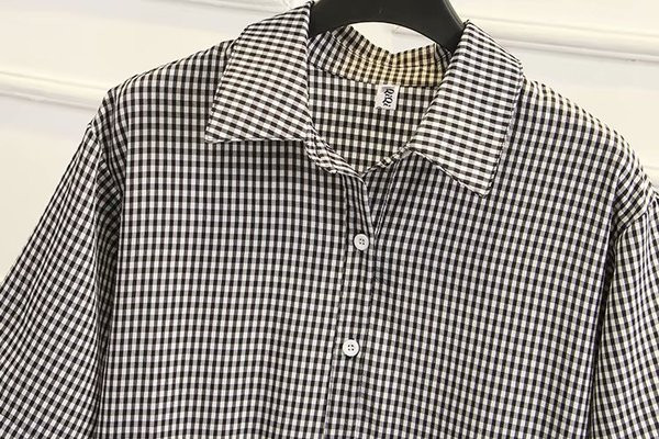 Modern női rövid ruha klasszikus gallérral és fekete gombokkal