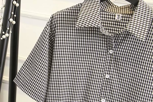 Modern női rövid ruha klasszikus gallérral és fekete gombokkal