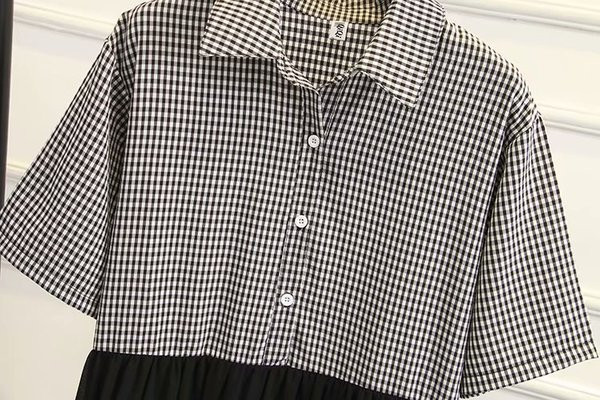 Modern női rövid ruha klasszikus gallérral és fekete gombokkal