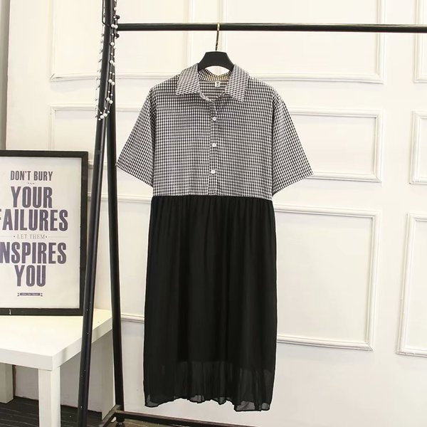 Modern női rövid ruha klasszikus gallérral és fekete gombokkal