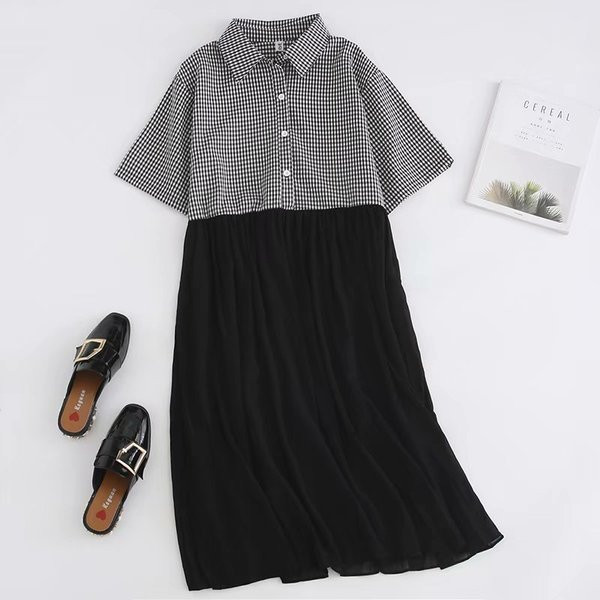 Modern női rövid ruha klasszikus gallérral és fekete gombokkal