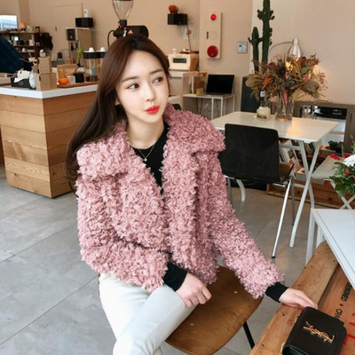 Μοντέρνο κοντό μπουφάν σε μπεζ χρώμα