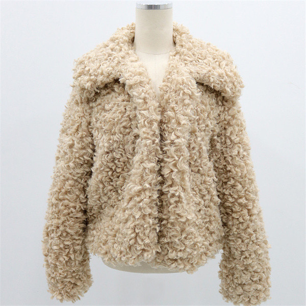 Μοντέρνο κοντό μπουφάν σε μπεζ χρώμα