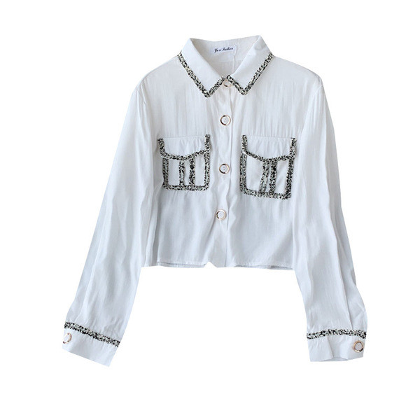 Μοντέρνο γυναικείο πουκάμισο με τσέπη και κουμπιά σε λευκό και μαύρο χρώμα