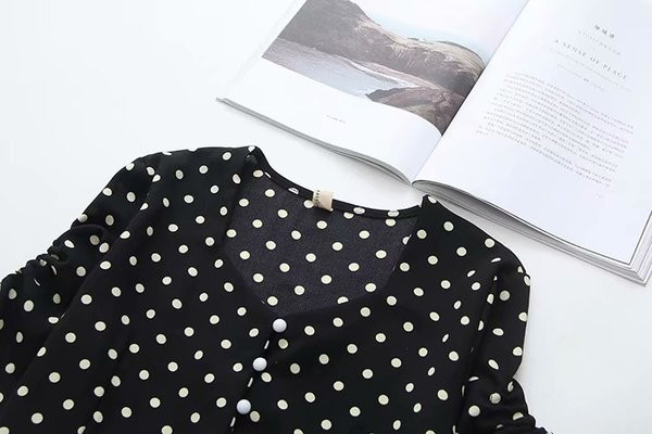 Γυναικείο κοντό φόρεμα με μικρά μανίκια και κουμπιά σε μαύρο χρώμα