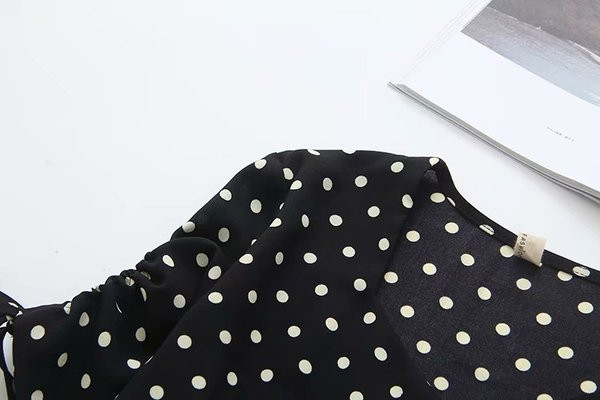 Γυναικείο κοντό φόρεμα με μικρά μανίκια και κουμπιά σε μαύρο χρώμα