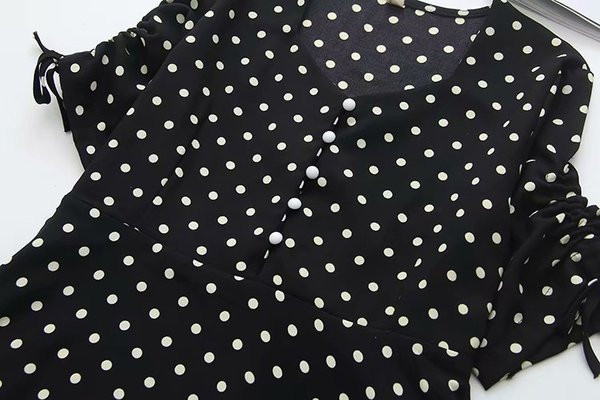 Γυναικείο κοντό φόρεμα με μικρά μανίκια και κουμπιά σε μαύρο χρώμα