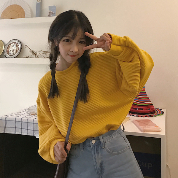 Γυναικεία μοντέρνα μπλούζα  με στρογγυλό ντεκολτέ σε κίτρινο, κόκκινο χρώμα