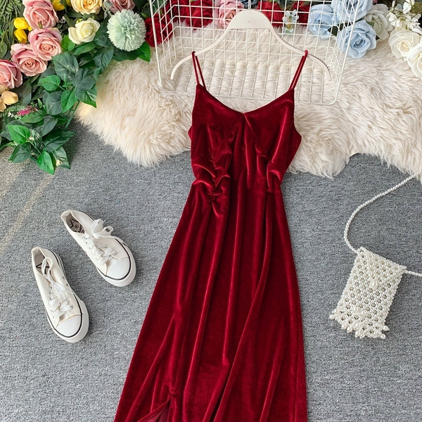 Rochie de dama moderna din catifea cu bretele subtiri in negru, roz si verde