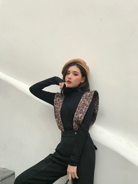 Pantaloni lungi si lati cu talie inalta in negru