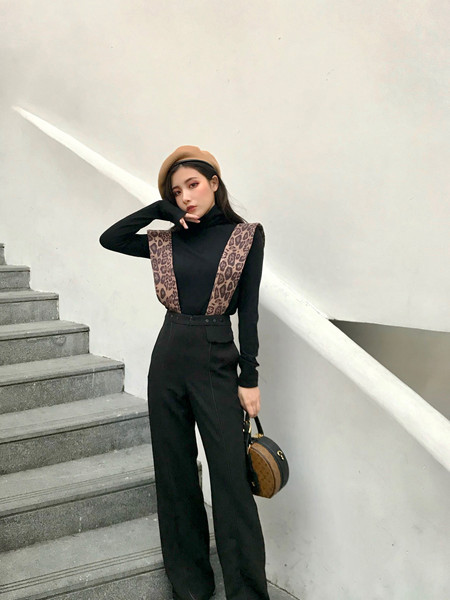 Pantaloni lungi si lati cu talie inalta in negru