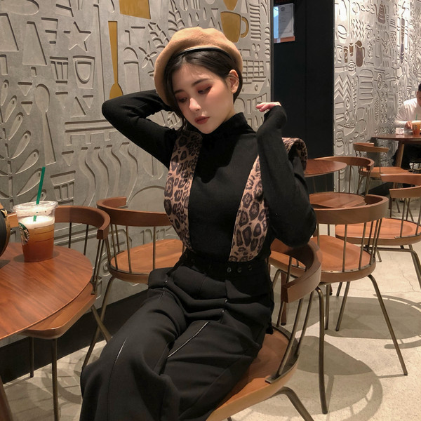 Pantaloni lungi si lati cu talie inalta in negru