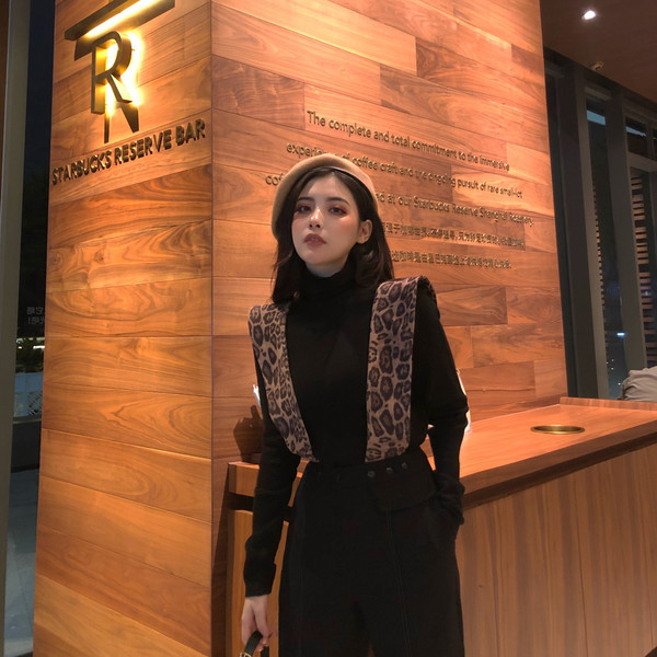 Pantaloni lungi si lati cu talie inalta in negru