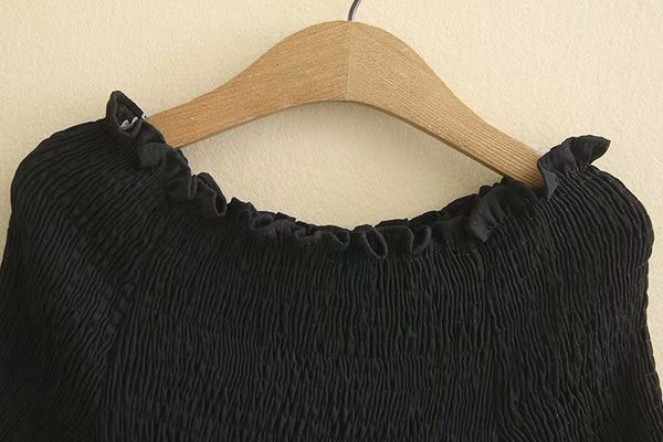 Női lezser kivágott ruha rövid ujjal és O-nyakú fekete színben