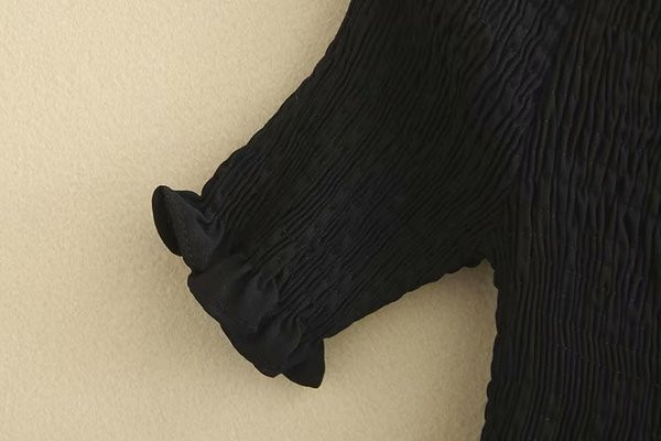 Női lezser kivágott ruha rövid ujjal és O-nyakú fekete színben