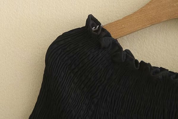 Női lezser kivágott ruha rövid ujjal és O-nyakú fekete színben