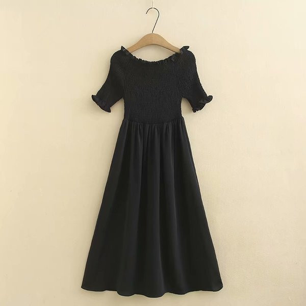 Női lezser kivágott ruha rövid ujjal és O-nyakú fekete színben