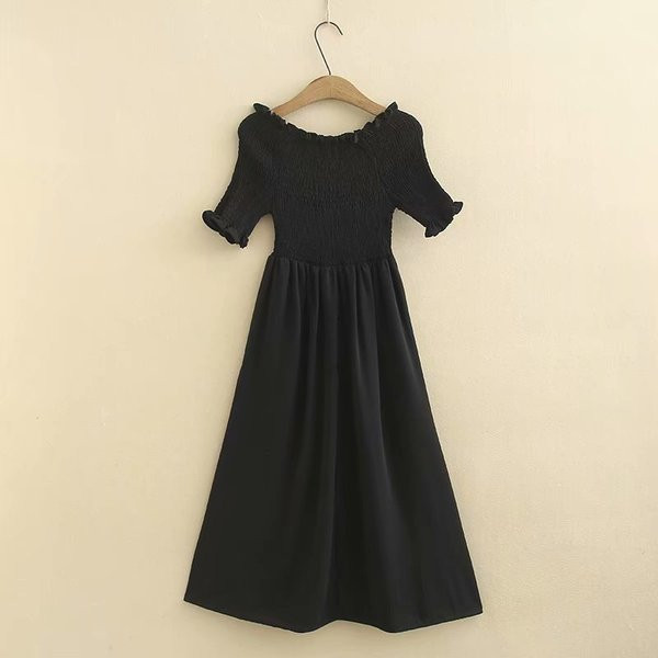 Női lezser kivágott ruha rövid ujjal és O-nyakú fekete színben